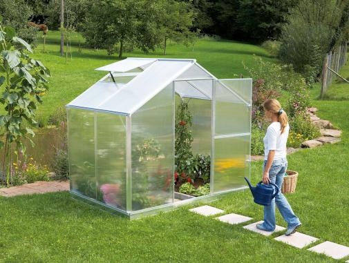 Malý zahradní skleník jako řešení pro malé zahrady